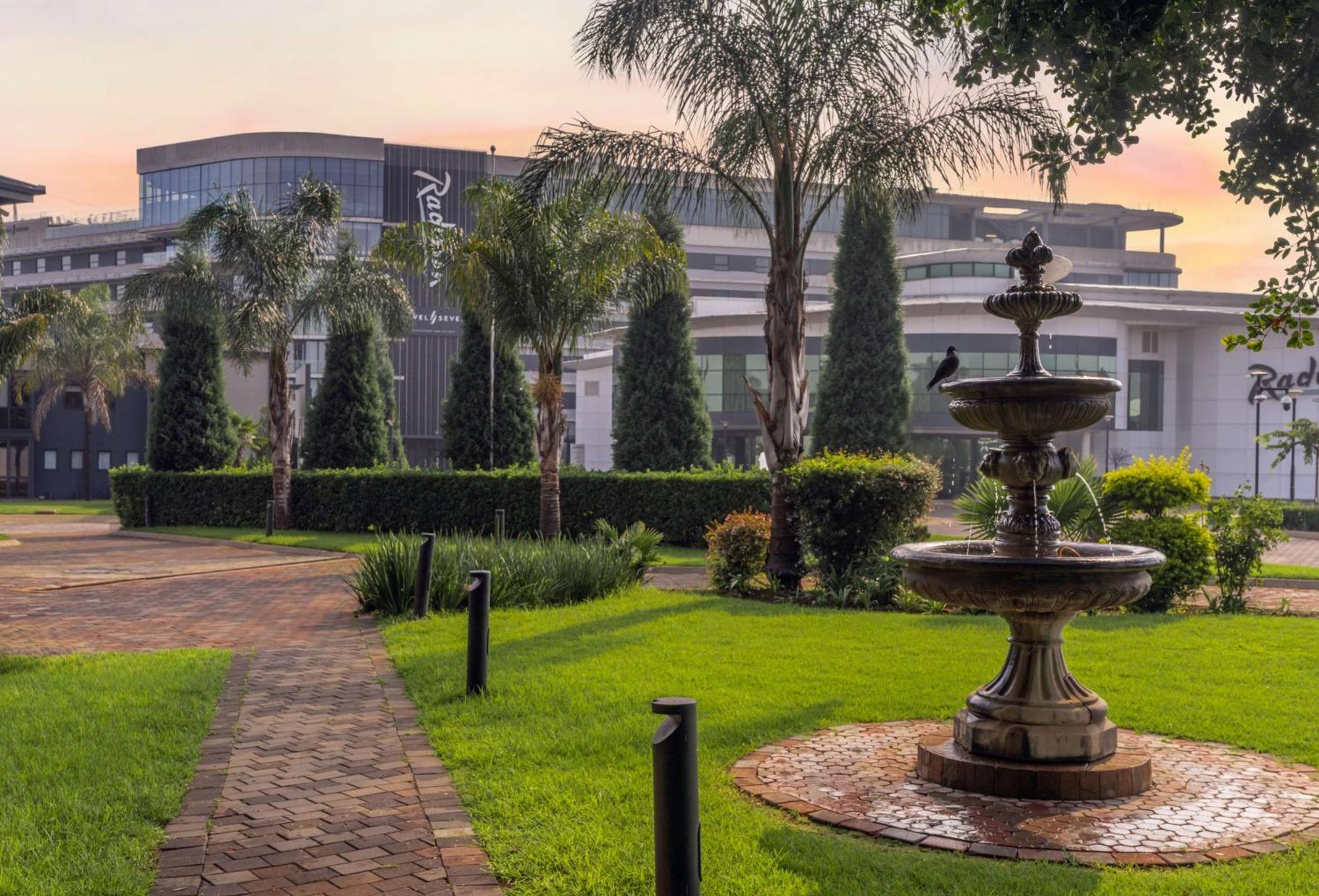 Radisson Hotel And Convention Centre Or Tambo Airport Johannesburg Exterior photo